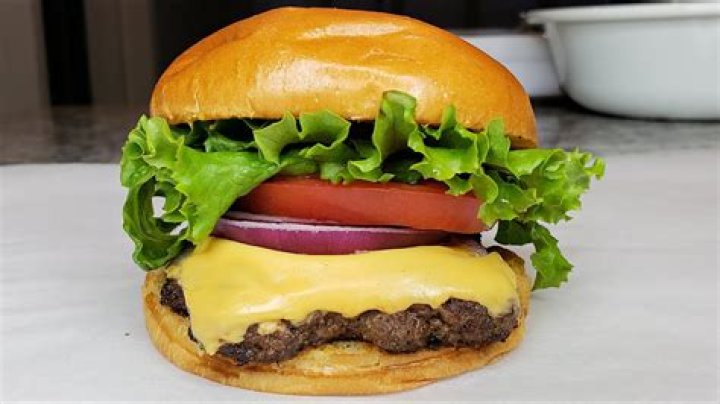 Do cheeseburgers come with cheese?