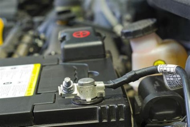 Does disconnecting car battery reset computer?