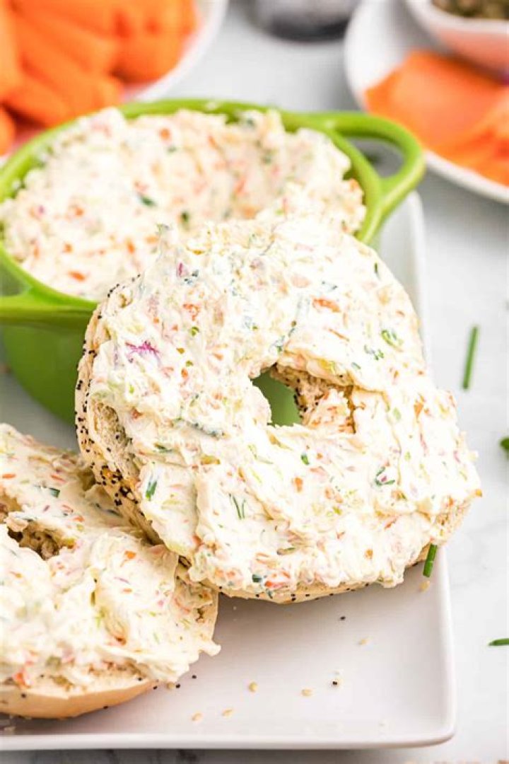 Does veggie cream cheese have carbs?