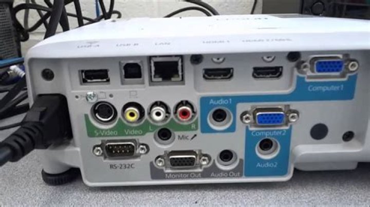 How do I connect an old projector?