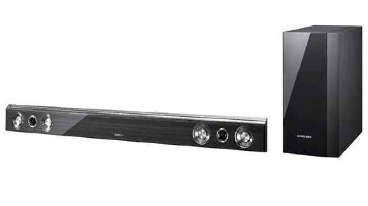 How do I sync my Samsung soundbar to the subwoofer?