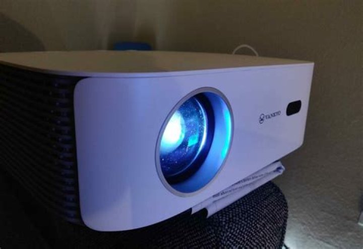 How do I transfer video from Mac to projector?