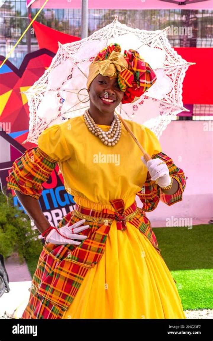 How do people dress in Antigua and Barbuda?