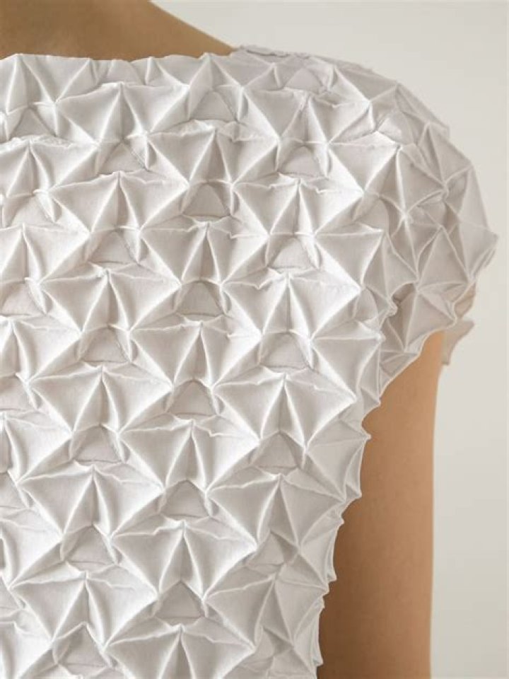 How do you hang Issey Miyake pleats?