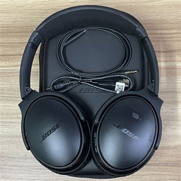 How do you know if Bose QC35 is fully charged?