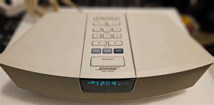 How does the Bose Wave radio remote work?