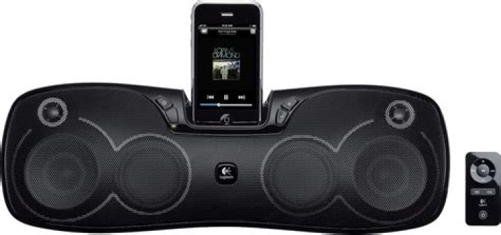 How does the Logitech s715i Portable iPod remote work?