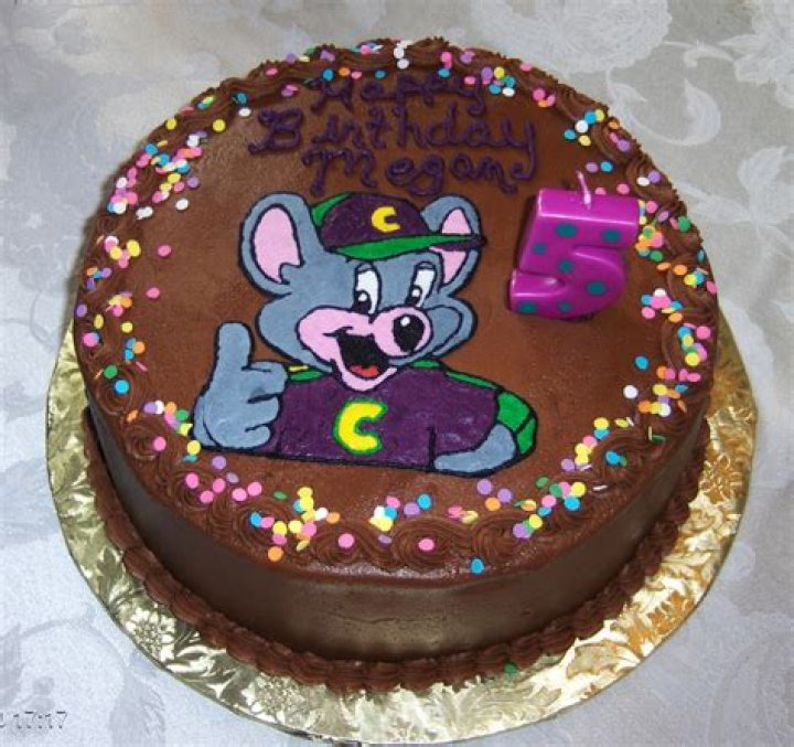 How many calories are in Chuck E cheese chocolate cake?