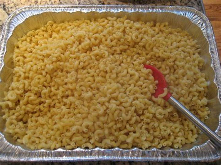 How many does a pound of mac and cheese feed?