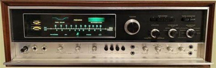 How many speakers does a pioneer sx-9000 have?