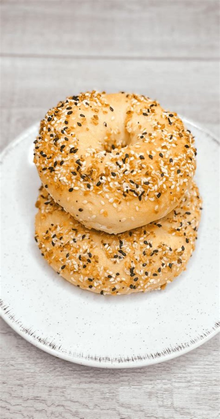 How much sodium does an everything bagel have?