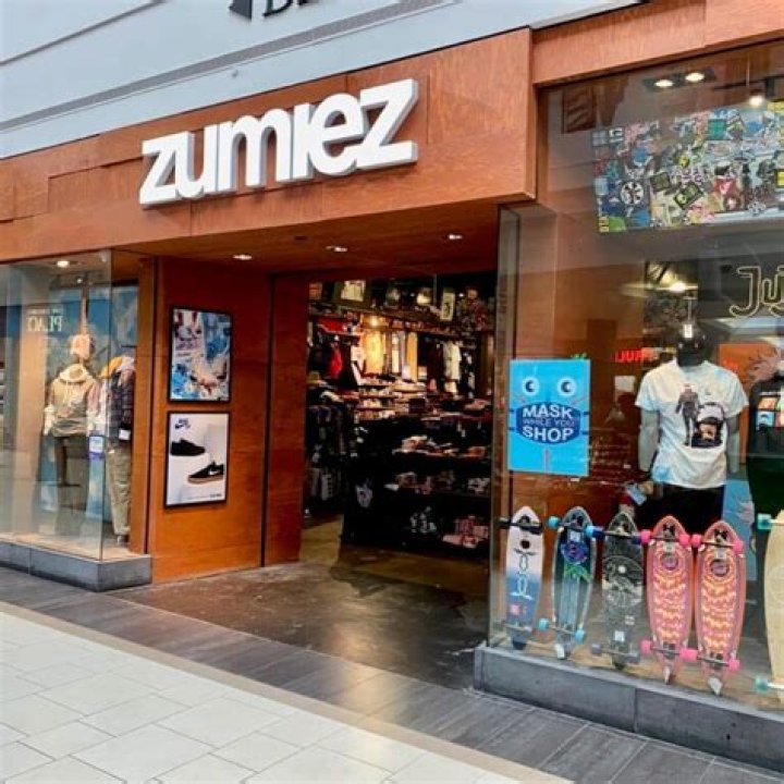 What are similar stores to hot topic?