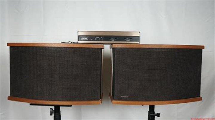 What are the components of a Bose 901 speaker system?