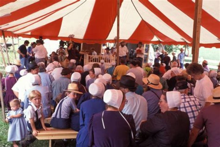 What is the difference between Amish and Mennonite clothing?