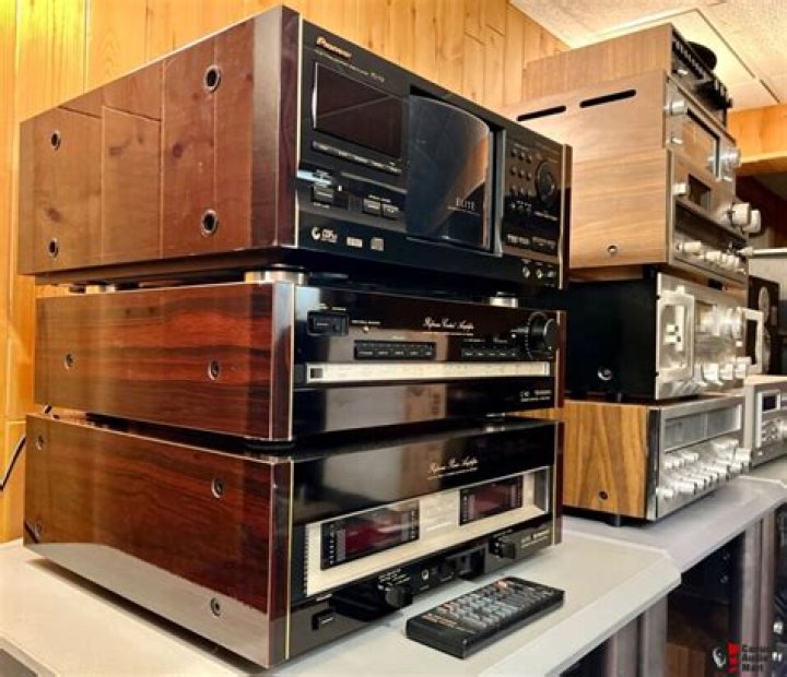 What kind of amplifier does a pioneer stack system use?