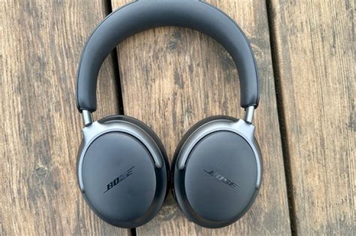 What kind of Bose headphones have rechargeable batteries?