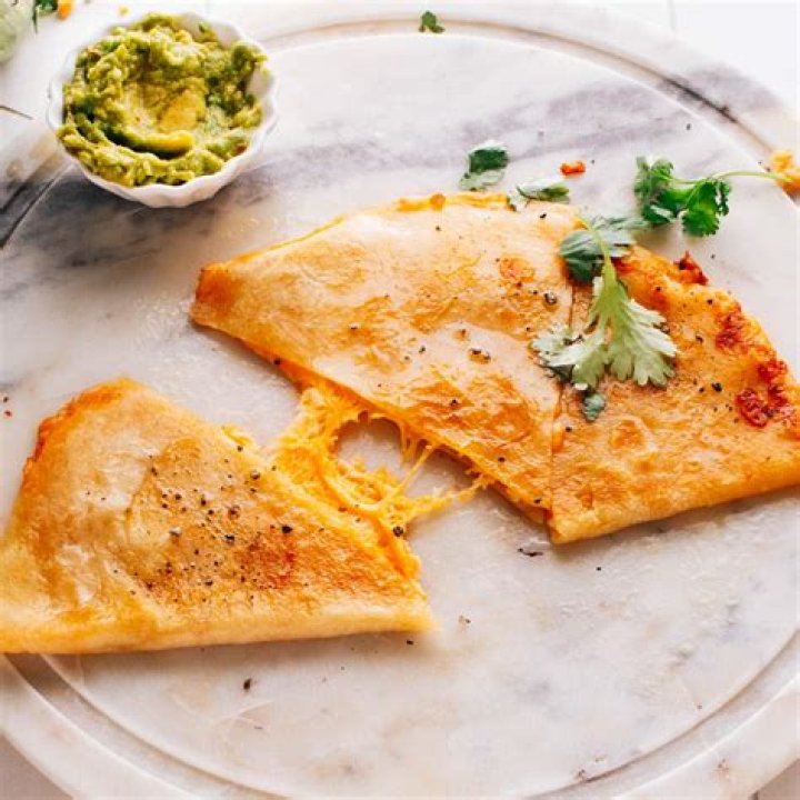 What kind of cheese do pizzerias use?