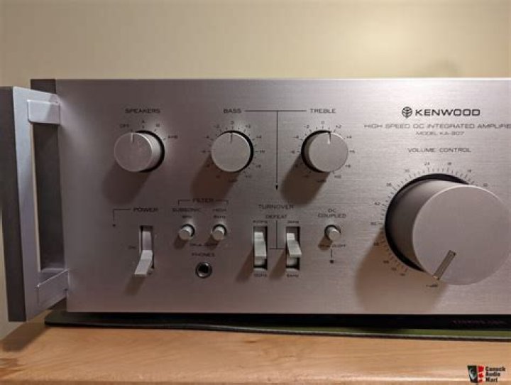 What kind of integrated amplifier does Kenwood use?