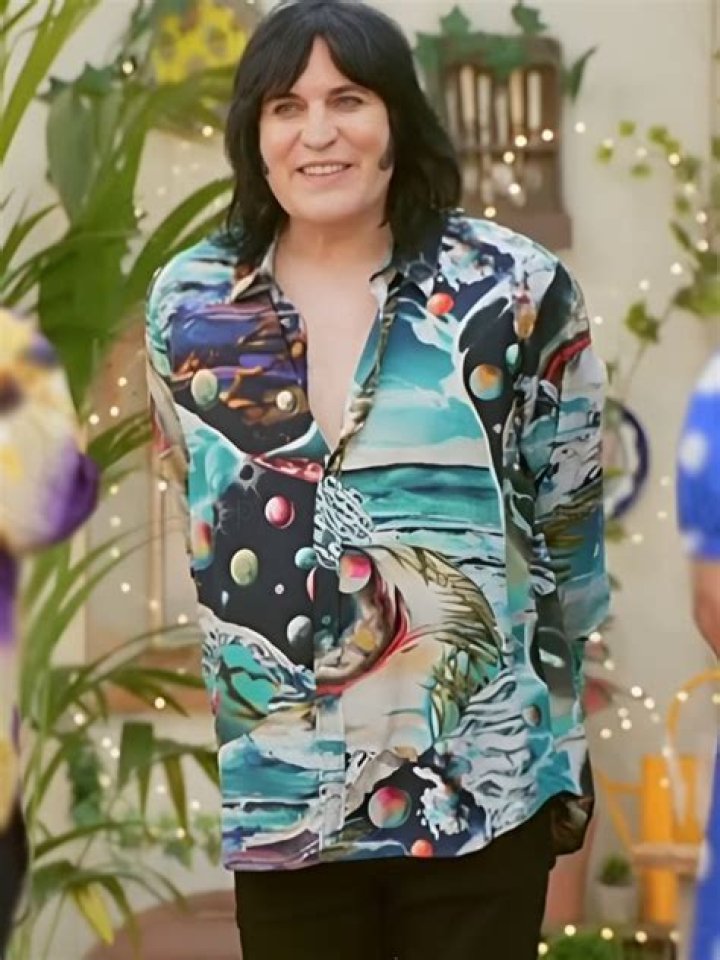 What kind of shirts does Noel Fielding wear?
