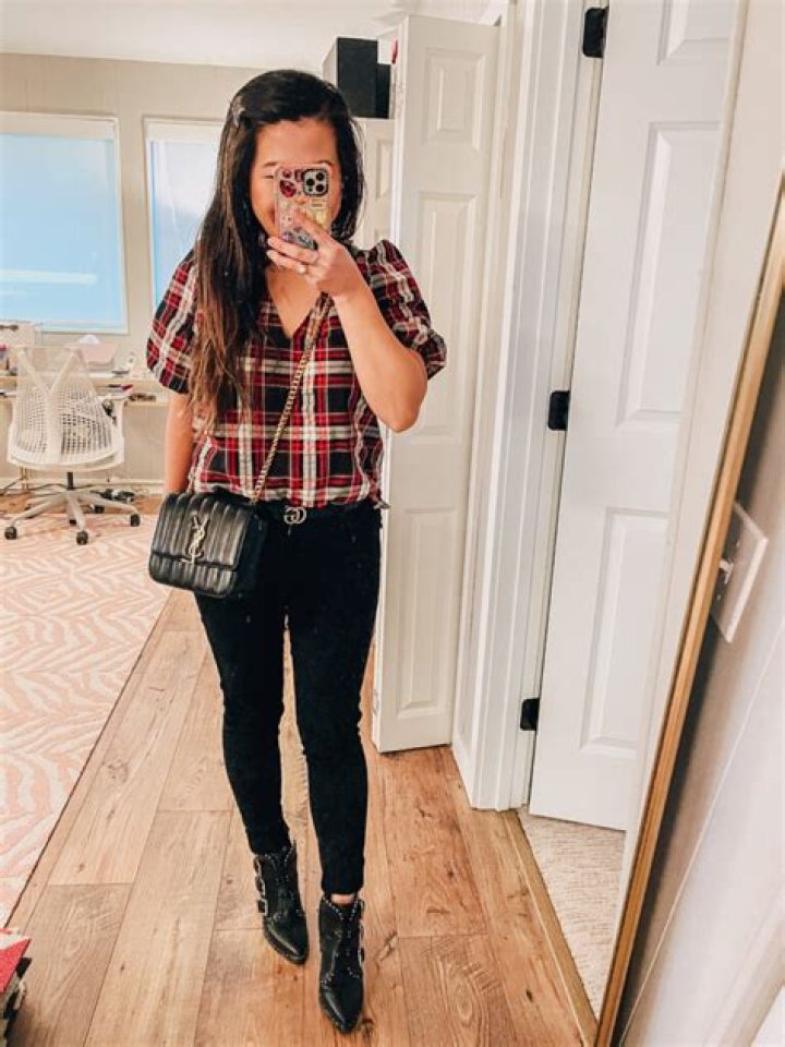 What kind of shirts go with skinny jeans?
