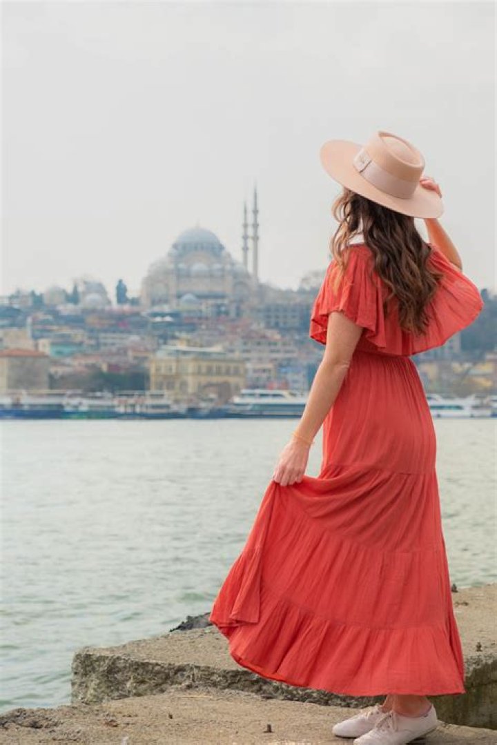 What should I wear if I want to look like a tourist?