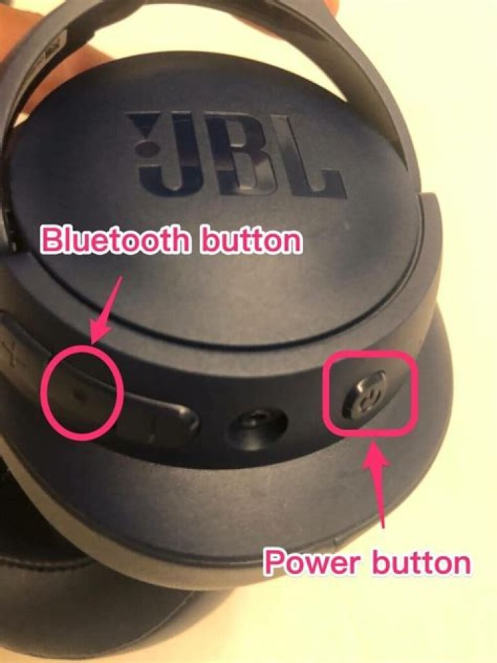 When I connect my headphones the speakers still play?