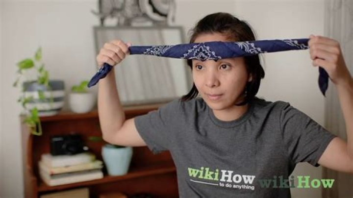Why do people put bandanas in their back pocket?